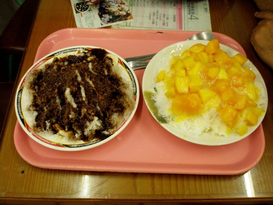 Bàobīng with chocolate and bananas (left) and bàobīng with mango pieces (right).
